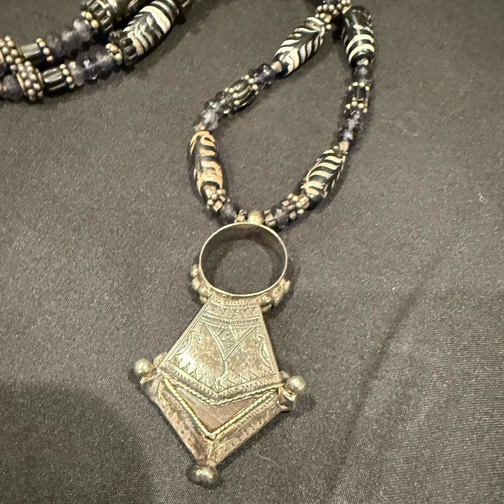 Tuareg Silver and Agate Tanfouk Necklace, Moroccan Berber Necklace Tribal - Picture 7 of 12